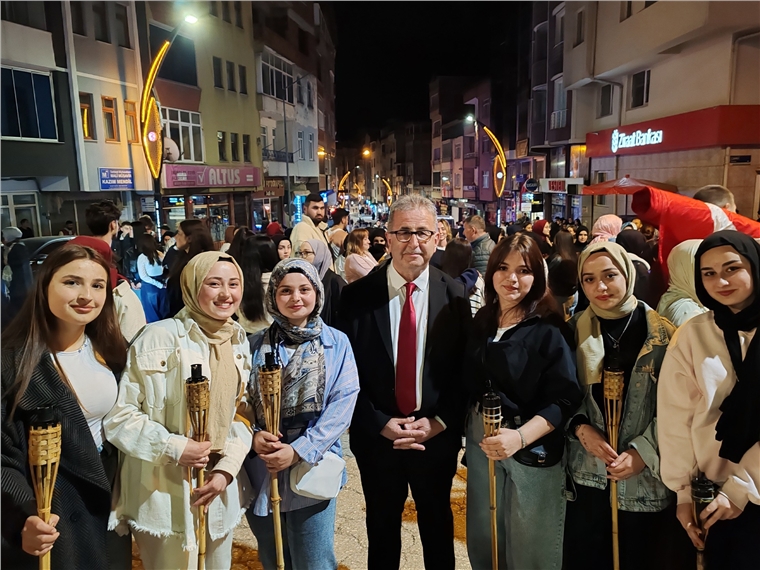 Gazi Mustafa Kemal Atatürk’ü Anma, Gençlik ve Spor Bayramı kapsamında Gençlik Yürüyüşü ve Fener Alayı Düzenlendi.