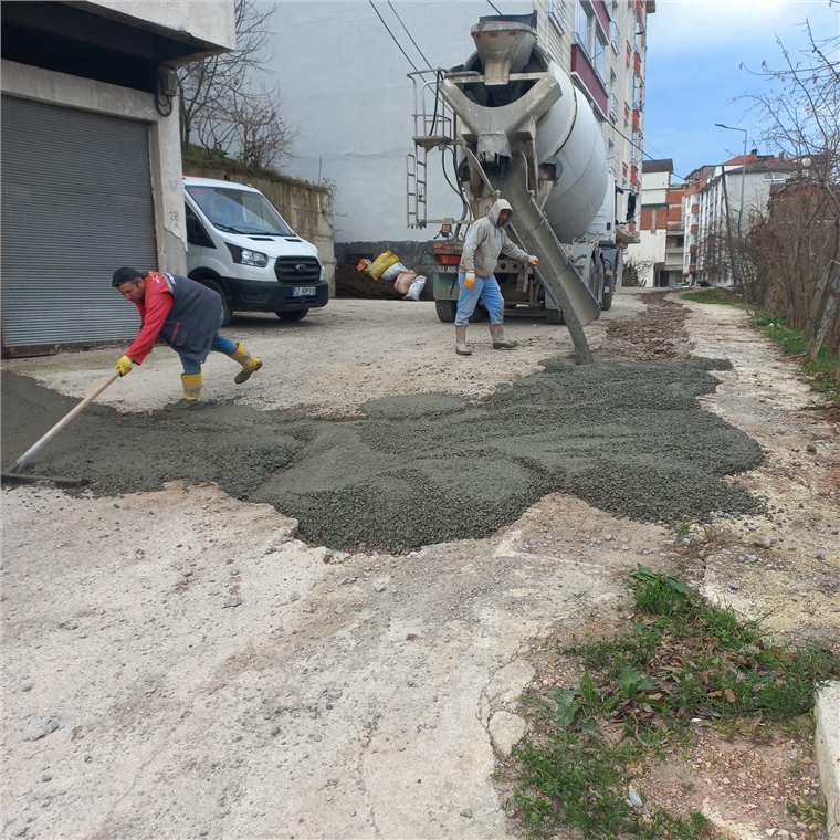  İlçe merkezimizde doğalgaz çalışması nedeniyle bozulan yolların tadilat çalışması devam ediyor.